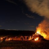 Des agriculteurs ont allumé samedi soir un feu sur un terrain agricole dans la campagne genevois, à Bernex, lors de l'action "Feu de rassemblement" à l'appel du groupe Révolte agricole suisse. KEYSTONE/SALVATORE DI NOLFI